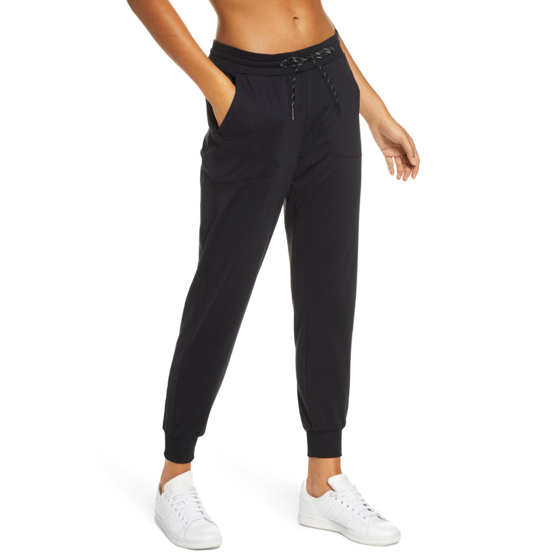 woman-sweatpants